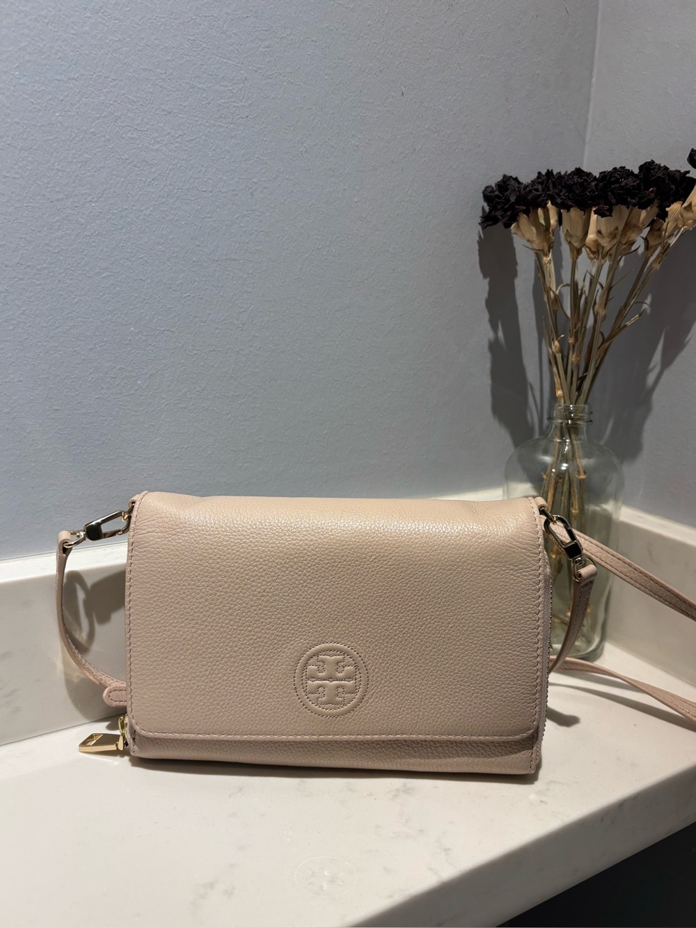 Tory Burch Bombe Flat Wallet Crossbody Bag in Beige